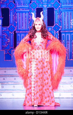 London, UK - 6. Dezember 2012: Priscilla Presley führt als die böse Königin während der Foto-Shooting für Snow White and The Seven Dwarfs New Wimbledon Theatre. Schauspielerin Priscilla Presley macht ihr Pantomime und Londoner Bühnendebüt als die böse Königin kam von Film und TV Sterne Warwick Davis als Prof und lustig Mann, auch seine Pantomime-Debüt als Herman die Handlanger macht, der Jarred Weihnachten. Stockfoto