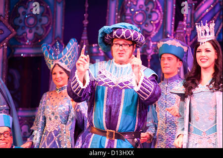 London, UK - 6. Dezember 2012: Foto-Aufruf für Snow White and The Seven Dwarfs New Wimbledon Theatre. Schauspielerin Priscilla Presley macht ihr Pantomime und Londoner Bühnendebüt als die böse Königin kam von Film und TV Sterne Warwick Davis als Prof und lustig Mann, auch seine Pantomime-Debüt als Herman die Handlanger macht, der Jarred Weihnachten. Stockfoto