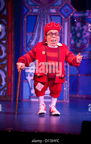 London, UK - 6. Dezember 2012: Foto-Aufruf für Snow White and The Seven Dwarfs New Wimbledon Theatre. Schauspielerin Priscilla Presley macht ihr Pantomime und Londoner Bühnendebüt als die böse Königin kam von Film und TV Sterne Warwick Davis als Prof und lustig Mann, auch seine Pantomime-Debüt als Herman die Handlanger macht, der Jarred Weihnachten. Stockfoto