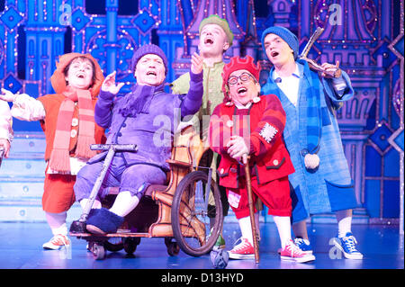 London, UK - 6. Dezember 2012: Foto-Aufruf für Snow White and The Seven Dwarfs New Wimbledon Theatre. Schauspielerin Priscilla Presley macht ihr Pantomime und Londoner Bühnendebüt als die böse Königin kam von Film und TV Sterne Warwick Davis als Prof und lustig Mann, auch seine Pantomime-Debüt als Herman die Handlanger macht, der Jarred Weihnachten. Stockfoto