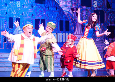 London, UK - 6. Dezember 2012: Foto-Aufruf für Snow White and The Seven Dwarfs New Wimbledon Theatre. Schauspielerin Priscilla Presley macht ihr Pantomime und Londoner Bühnendebüt als die böse Königin kam von Film und TV Sterne Warwick Davis als Prof und lustig Mann, auch seine Pantomime-Debüt als Herman die Handlanger macht, der Jarred Weihnachten. Stockfoto