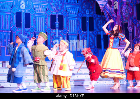 London, UK - 6. Dezember 2012: Foto-Aufruf für Snow White and The Seven Dwarfs New Wimbledon Theatre. Schauspielerin Priscilla Presley macht ihr Pantomime und Londoner Bühnendebüt als die böse Königin kam von Film und TV Sterne Warwick Davis als Prof und lustig Mann, auch seine Pantomime-Debüt als Herman die Handlanger macht, der Jarred Weihnachten. Stockfoto