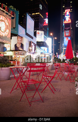 Rot Metall-Stühle und Tische auf dem Times Square; New York City New York Usa Stockfoto