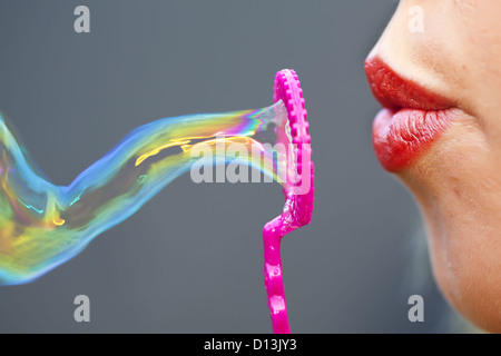 Eine Seifenblase mit Seifenwasser und einem rosa Ring. Stockfoto