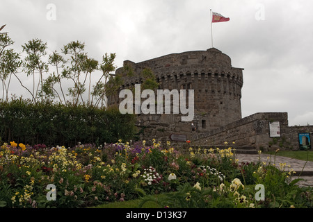 Donjon de la duchesse Anne, Bergfried der Herzogin Anne, Château de Dinan, Bretagne, Frankreich mit Machikolationen Überhang für die Verteidigung Stockfoto