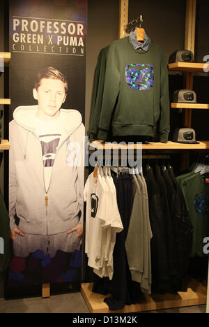 PROFESSOR GREEN X PUMA KLEIDUNG PROFESSOR GREEN X PUMA-KOLLEKTION. SIGNING LONDON ENGLAND UK 6. Dezember 2012 Stockfoto