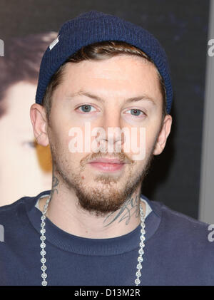 PROFESSOR GREEN PROFESSOR GREEN X PUMA-KOLLEKTION. SIGNING LONDON ENGLAND UK 6. Dezember 2012 Stockfoto