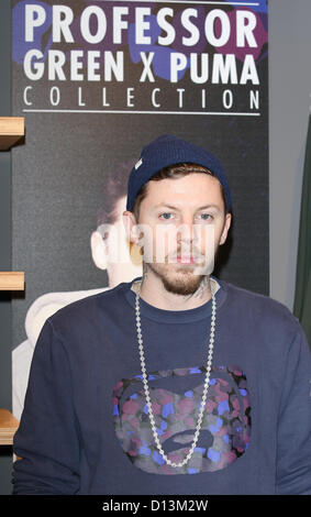 PROFESSOR GREEN PROFESSOR GREEN X PUMA-KOLLEKTION. SIGNING LONDON ENGLAND UK 6. Dezember 2012 Stockfoto