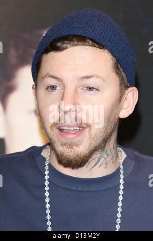 PROFESSOR GREEN PROFESSOR GREEN X PUMA-KOLLEKTION. SIGNING LONDON ENGLAND UK 6. Dezember 2012 Stockfoto