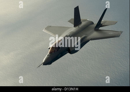 Luftaufnahme unten an einer f-35 Lightning II über den großen Salzsee 22. Februar 2012 über Utah fliegen. Stockfoto