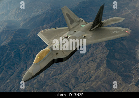 A U.. S Air Force F-22 Raptor Tarnflugzeug, von der 411th Flight Test Squadron, während eines Routineübungsfluges am 21. Februar 2012 über der Edwards Air Force Base, Kalifornien. Stockfoto