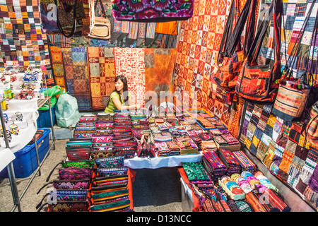 Stall am Nachtmarkt in Chiang Rai, Nordthailand Stockfoto