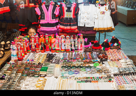 Stall am Nachtmarkt in Chiang Rai, Nordthailand mit Puppen, Souvenirs und Schmuck Stockfoto