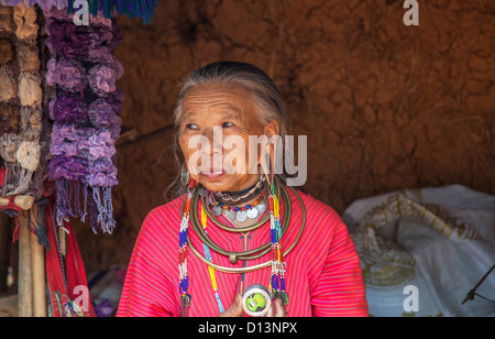 Ältere Frau Mitglied Karen Padong Bergvolk Dorf in der Nähe von Chiang Rai, Nordthailand - alte Dame mit Ohrlöcher Stockfoto