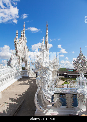 Wat Rong Khun oder weiße Tempel, Chaing Rai, Nordthailand - Gottheit am Eingang mit blauem Himmel an einem sonnigen Tag Stockfoto