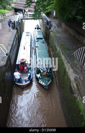 Schmale Boote vorbei in eine Sperre auf die Shropshire Union Canal in Chester Stockfoto