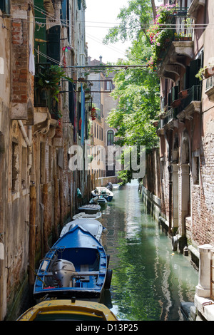 Blick auf einen typischen Kanal in Venedig, Italien Stockfoto