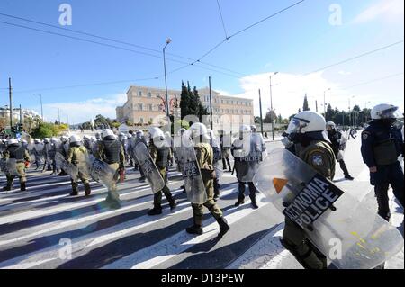 Athen, Griechenland. 6. Dezember 2012. Polizei sichern den Bereich vor dem Parlament während der Proteste auf dem vierten Jahrestag des Todes von Alexandros Grigoropoulos am 06.12.2012 in Athen. Alexandros Grigoropoulos wurde am 06.12.2008 im Alter von 15 Jahren von einer Kugel aus einer Polizei Waffe getötet. Stockfoto