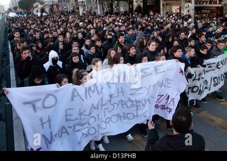 Demonstranten marschieren durch die Straßen von Thessaloniki während der Proteste auf dem vierten Jahrestag des Todes von Alexandros Grigoropoulos am 06.12.2012 in Thessaloniki Griechenland. Alexandros Grigoropoulos wurde am 06.12.2008 im Alter von 15 Jahren von einer Kugel aus einer Polizei Waffe getötet. Stockfoto