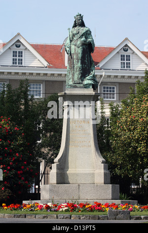 Britische Kanalinseln. Guernsey. Saint Peter Port. Statue von Königin Victoria im Candie Gardens. Stockfoto