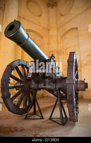 Kanone am Eingang zum Musee d l'Armee, Paris Frankreich Stockfoto