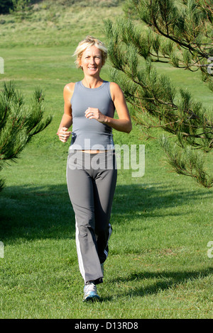 Blonde Frau im Freien. Joggen in der Natur. Stockfoto