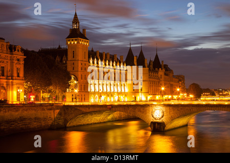 Dämmerung über der Conciergerie und Pont au Change entlang der Seine, Paris Frankreich Stockfoto