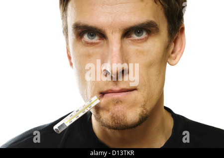 Mann mit Thermometer im Mund auf weißen closeup Stockfoto