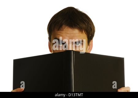 Mann hinter das aufgeschlagene Buch auf weißem Hintergrund Stockfoto