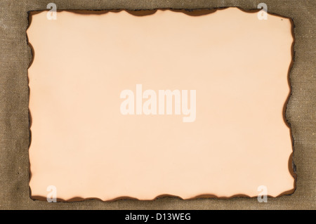 altes Papier mit brennen Kanten auf Leinwand Hintergrund Stockfoto
