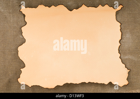 altes Papier mit brennen Kanten auf Leinwand Hintergrund Stockfoto