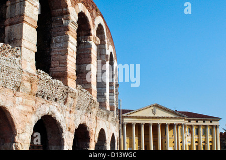 Italien, Veneto, Verona, die Piazza Bra, die Arena Hintergrund Palazzo Barbieri Palast jetzt Rathaus Stockfoto