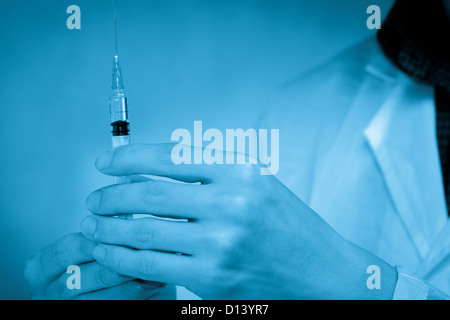 asiatische Männer Arzt medizinische Spritze in der hand Stockfoto