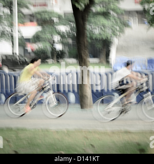 Fahrrad auf der Straße Unschärfe Stockfoto