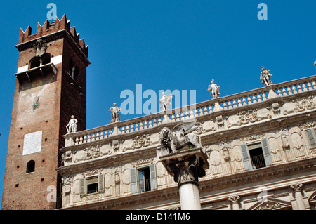 Italien, Veneto, Verona, die Piazza Delle Erbe, Spalte des geflügelten Löwen Hintergrund Gardello Turm Stockfoto