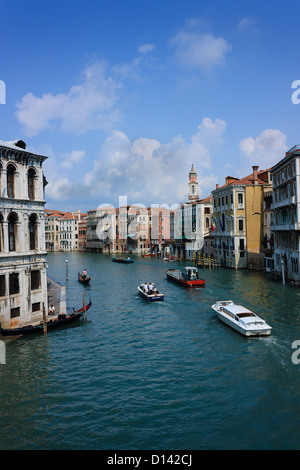 Boote bewegen entlang des Canal Grande in der italienischen Stadt Venedig auf einem blauen Himmel Sommertag Stockfoto