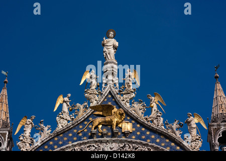 Den goldenen Löwen und Engeln auf den Markusdom in der italienischen Stadt Venedig. Stockfoto