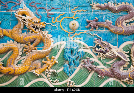 Chinesische mächtigen Drachen-Statue auf der Mauer, Beihai-Park, Peking, China. Stockfoto