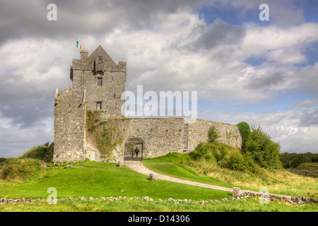 Dunguaire Castle, ein Wohnturm aus dem 16. Jahrhundert befindet sich am süd-östlichen Ufer der Bucht von Galway. Stockfoto
