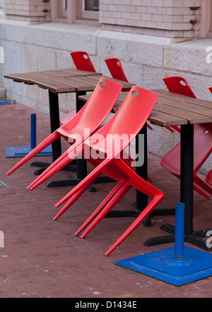 Rote Stühle stützte sich auf Tabellen Stockfoto