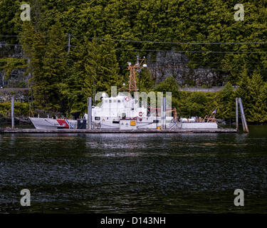 6. Juli 2012 - Ketchikan Gateway Borough, Alaska, USA - die uns Coast Guard Cutter 1311 Naushon, eine 110-Foot-Island-Klasse Patrouillenboote, ausgestattet mit moderner Elektronik und Navigation Ausrüstung, angedockt an die uns Coast Guard Station Ketchikan, vor den Toren der Alaskan Frontier und die 17. Küstenwache-Bezirk befindet sich auf der Stadt von Ketchikanâ€™ s Wasser. (Kredit-Bild: © Arnold Drapkin/ZUMAPRESS.com) Stockfoto