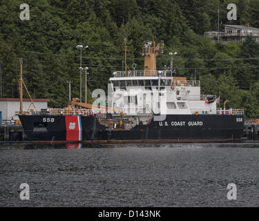 6. Juli 2012 - Ketchikan Gateway Borough, Alaska, Vereinigte Staaten - die US Coast Guard Cutter CGC Anthony Petit ist eine 175-Fuß, Küsten Boje zart, Pflege, Hilfsmittel zur Navigation in den Küstengewässern des südöstlichen Alaska angedockt an die uns Coast Guard Station Ketchikan, vor den Toren der Grenze Alaskas und der 17. Coast Guard District befindet sich auf der Stadt von Ketchikanâ€™ s Wasser. (Kredit-Bild: © Arnold Drapkin/ZUMAPRESS.com) Stockfoto