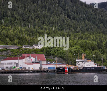 6. Juli 2012 - Ketchikan Gateway Borough, Alaska, Vereinigte Staaten - die US Coast Guard Cutter CGC Anthony Petit ist eine 175-Fuß, Küsten Boje zart, Pflege, Hilfsmittel zur Navigation in den Küstengewässern des südöstlichen Alaska angedockt an die uns Coast Guard Station Ketchikan, vor den Toren der Grenze Alaskas und der 17. Coast Guard District befindet sich auf der Stadt von Ketchikanâ€™ s Wasser. (Kredit-Bild: © Arnold Drapkin/ZUMAPRESS.com) Stockfoto
