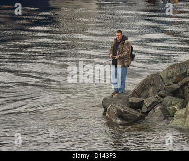 6. Juli 2012 - Ketchikan Gateway Borough, Alaska, USA - A Ketchikan lokale Fische abseits der Felsen im Hafen. Malerische Ketchikan ist die südlichste und viertgrößte Stadt in Alaska. Es ist befindet sich entlang der Tongass Narrows auf Revillagigedo Island, in der landesweit größten National Forest in der Tongass Alaskas erste Stadt genannt und bekannt als die Lachs-Hauptstadt der Welt. (Kredit-Bild: © Arnold Drapkin/ZUMAPRESS.com) Stockfoto