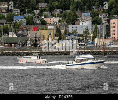 6. Juli 2012 - Ketchikan Gateway Borough, Alaska, kreuzen uns - zwei Sport Angelboote/Fischerboote in der Tongass Narrows nähert sich Ketchikan. Malerische Ketchikan ist die südlichste und viertgrößte Stadt in Alaska. Es ist befindet sich entlang der Tongass Narrows auf Revillagigedo Island, in der landesweit größten National Forest in der Tongass Alaskas erste Stadt genannt und bekannt als die Lachs-Hauptstadt der Welt. (Kredit-Bild: © Arnold Drapkin/ZUMAPRESS.com) Stockfoto