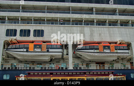 6. Juli 2012 - Ketchikan Gateway Borough, Alaska, US - Ausschreibung/Rettungsboote auf der Holland America Line Â €œZaandamâ€ in angedockt. Ketchikan, Alaska. Sie dienen als Notfall Rettungsboote und also.ferry Passagiere, wenn Schiffe vor der Küste verankert sind. (Kredit-Bild: © Arnold Drapkin/ZUMAPRESS.com) Stockfoto