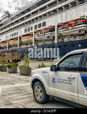 6. Juli 2012 - Kreuzfahrt Ketchikan Gateway Borough, Alaska, USA - A Field Operations Auto der US-Zoll & Border Protection auf den Ketchikan, Alaska-Docks mit der Holland America Line Schiff Â €œZaandamâ€ im Hintergrund. (Kredit-Bild: © Arnold Drapkin/ZUMAPRESS.com) Stockfoto