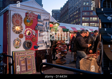 New York, NY - 13. Dezember 2011 - Urlaub Shopper in den Union Square-Weihnachten-Anbieter-Shops. © Stacy Walsh Rosenstock/Alamy Stockfoto