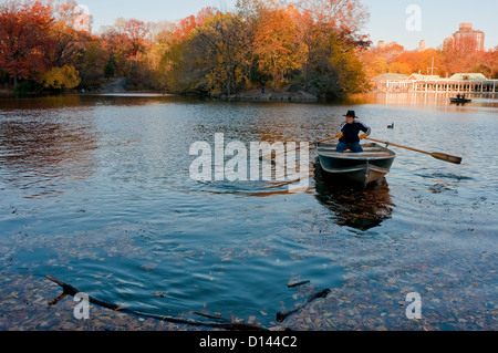 New York, NY - Mann 19. November 2010 ein Ruderboot im See im Central Park Stockfoto