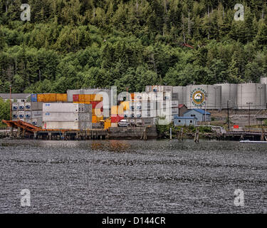 6. Juli 2012 - Ketchikan Gateway Borough, Alaska, USA - auf Ketchikan Docks Northland Dienstleistungen Marine Transportbehälter sind gestapelt noch nicht verschickt neben den Petro Marine Services/Ketchikan Kraftstofftanks. Ketchikan ist die südlichste und viertgrößte Stadt in Alaska. Entlang der Tongass Narrows auf Revillagigedo Island, in der Tongass National Forest--der landesweit größte--nennt man Alaskas erste Stadt. (Kredit-Bild: © Arnold Drapkin/ZUMAPRESS.com) Stockfoto